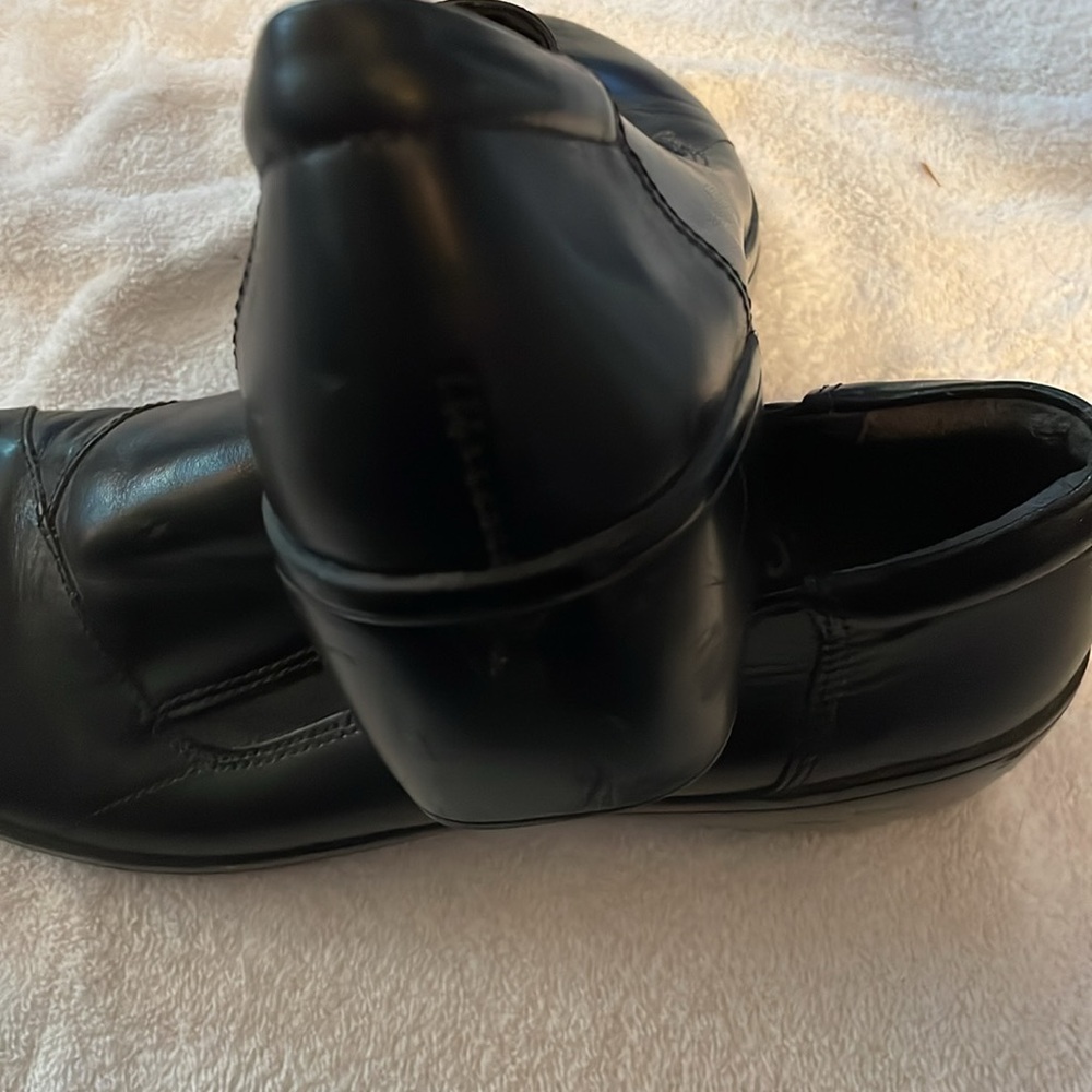 Shoes - Picture 6 of 7
